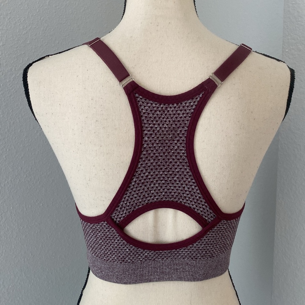 New Balance Woman’s Sports Bra - Picture 4 of 6